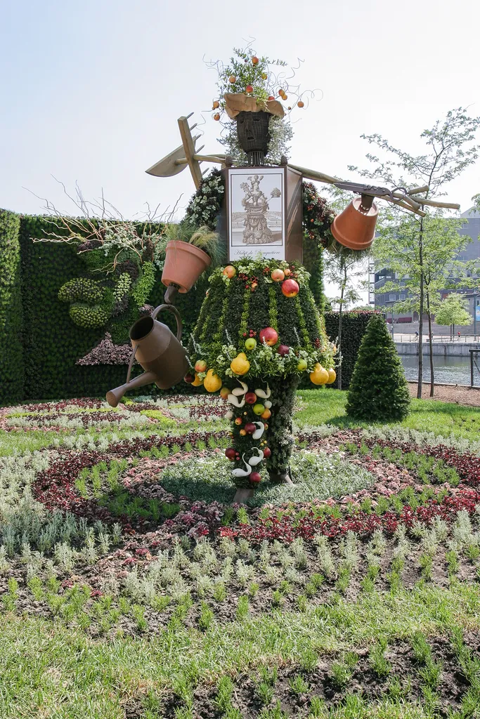 Le I7ième siècle est celui qui voit le triomphe de la raison, avec René Descartes, et celui de la fantaisie des contes de fées avec Charles Perrault.
Dans notre jardin classique, au centre des parterres de broderies, se dressent deux personnages en costumes chamarrés, inspirés des gravures de Nicolas de l'Armessin. L'un est le jardinier du potager, l'autre est la jardiniËre des fleurs. Mais est-ce bien sûr ? Peut-Ítre ne sont-ils que fauxsemblants, trompe-l'oeil, le fruit de notre imagination.

Sur le mur, des têtes grotesques dans le goût des peintures de Giuseppe Arcimboldo, semblent les guetter ou se moquer d'eux. Rêves, bizarreries, formes baroques, sortilèges, masques grimaçants dans un coquet jardinet nous sommes dans l'univers du songe et du conte. Cet univers dans lequel d'un coup de baguette magique, les bonnes fées transformaient une citrouille en carrosse doré, où les princes Èpousaient des bergères et où les princesses se déguisaient en fermiéres pour donner des fêtes galantes et bucoliques.